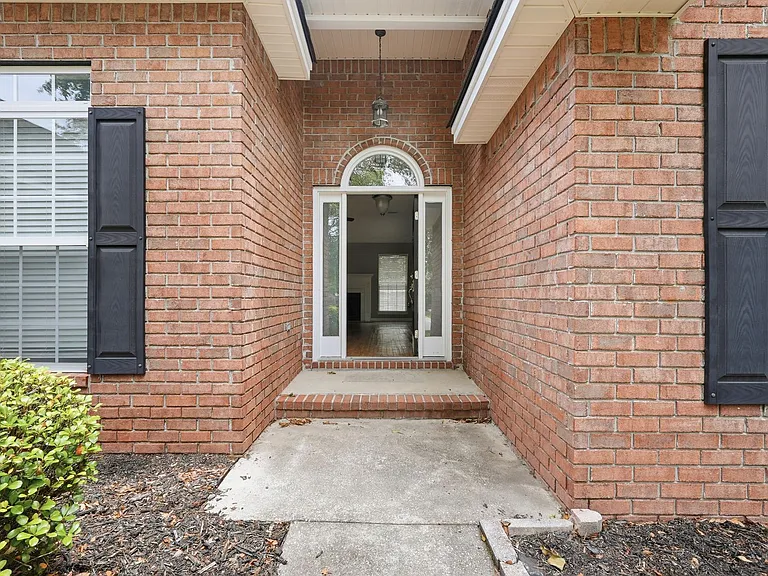 124 Hall St — Photo 3