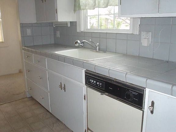 4th image of 1701 W Roselawn Ave