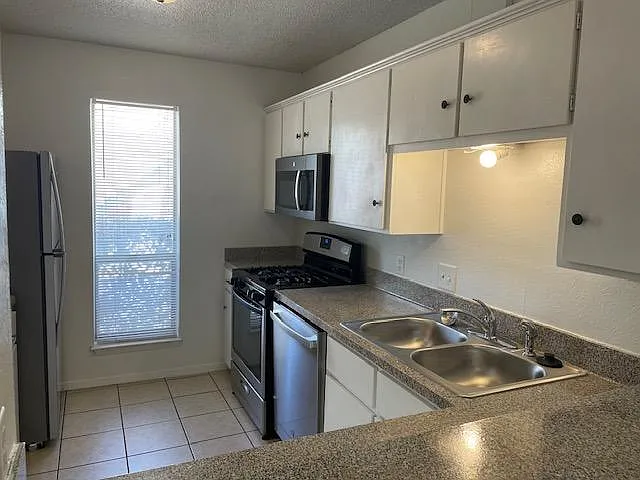 915 N Elm St — Photo 8