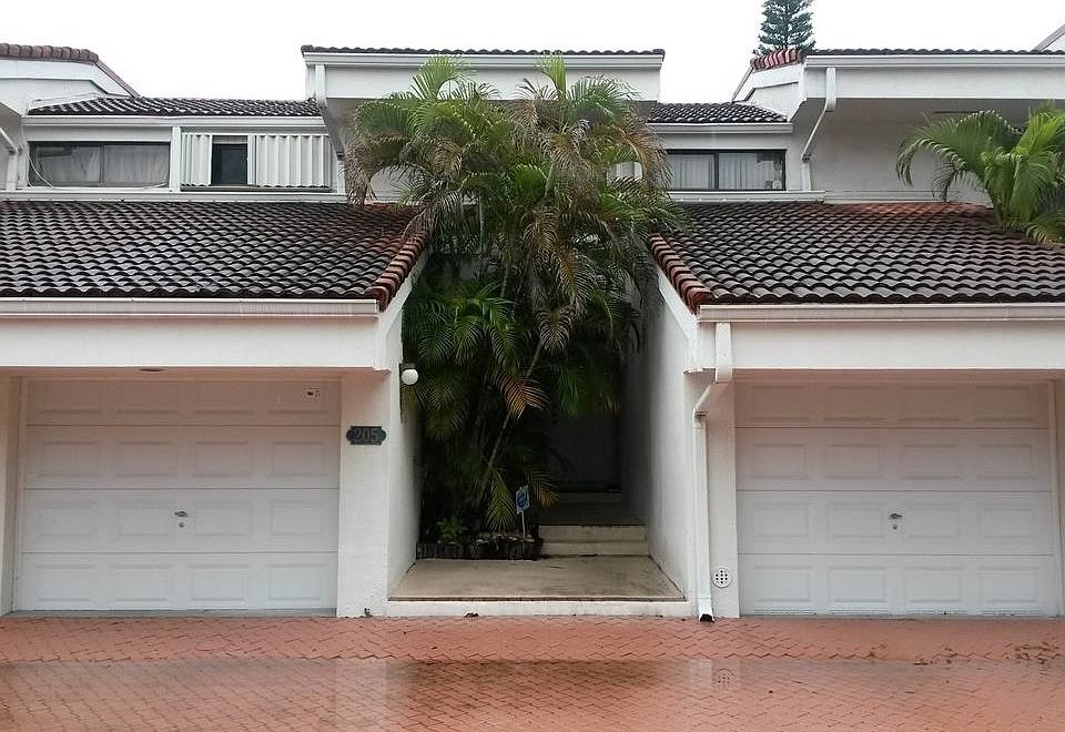 1st image of 205 Poinciana Dr