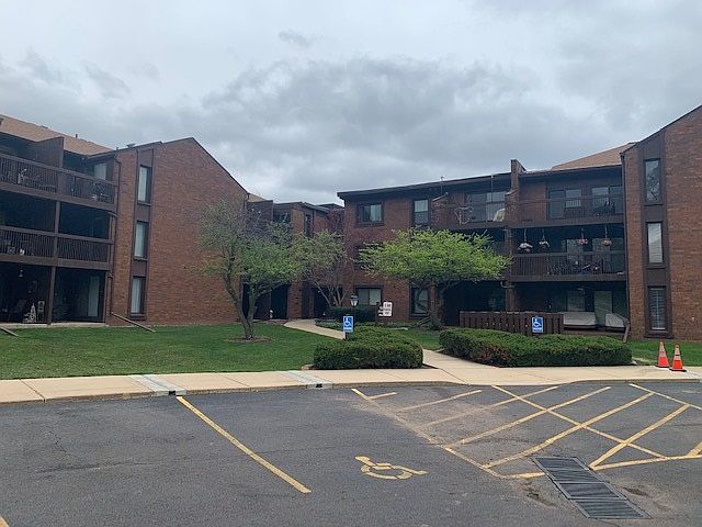 1st image of 2929 Sunnyside Dr #304A)