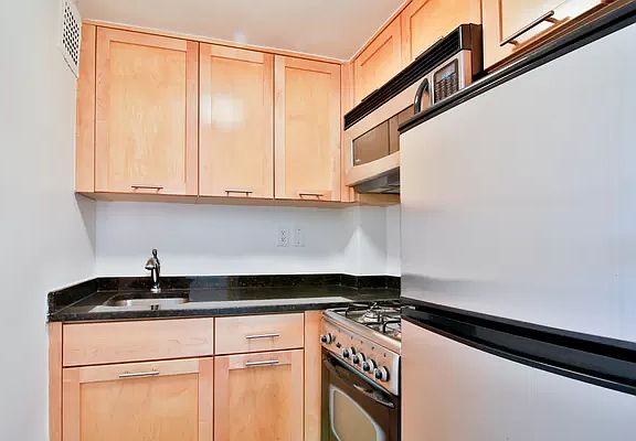 4th image of 236 E 36th St APT 9E