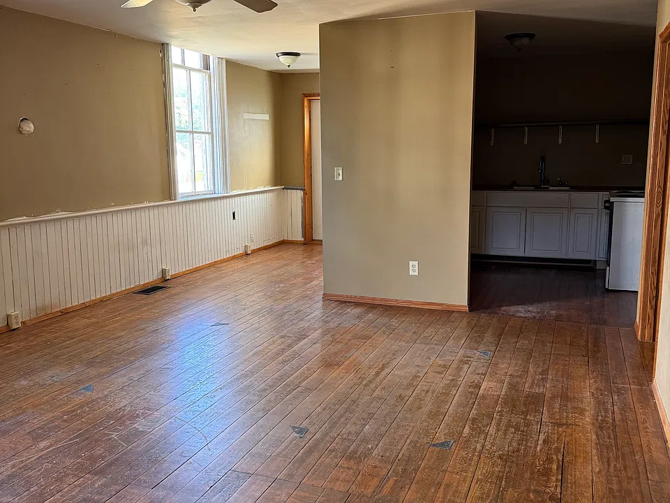 208 E Main St