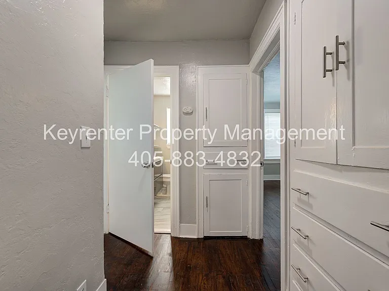 N Gatewood Ave Duplex — Photo 56
