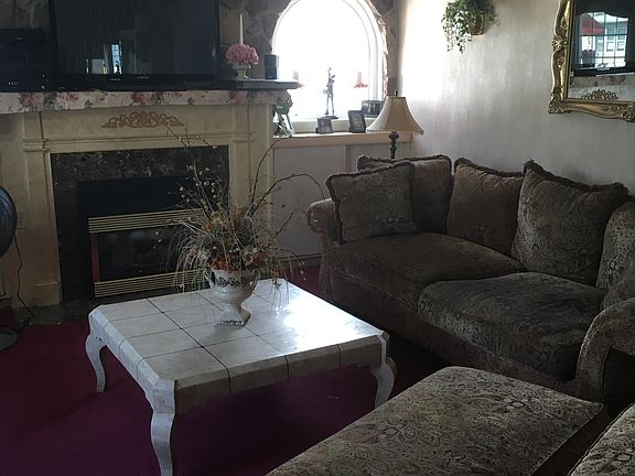 Living Room/Gas fireplace