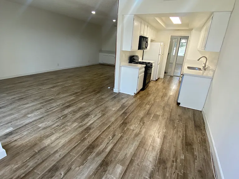 14411 Riverside Dr #10 — Photo 8