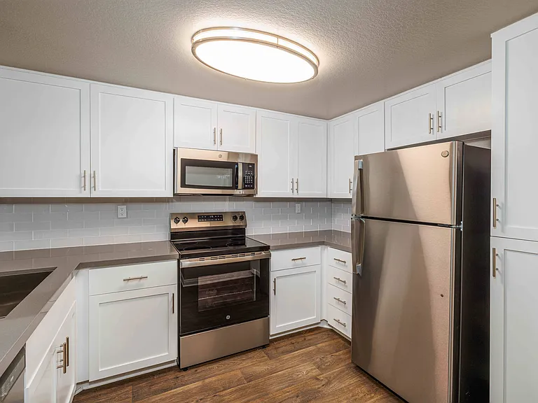 Hidden Hills Condominium Rentals — Photo 7
