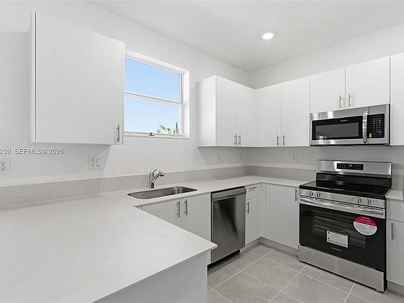 4th image of 2705 SE 25th Ave #2705