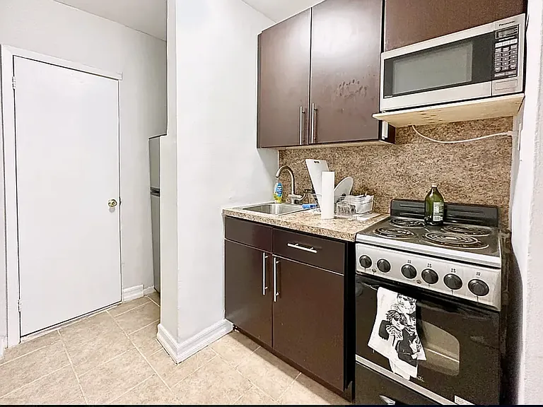 331 W 43rd St #2A — Photo 3