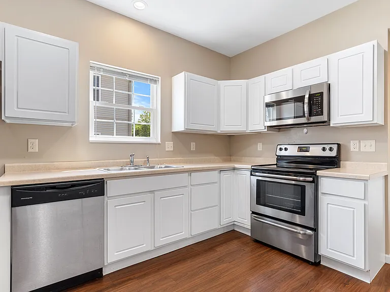 Stonegate Village Apartments — Photo 29