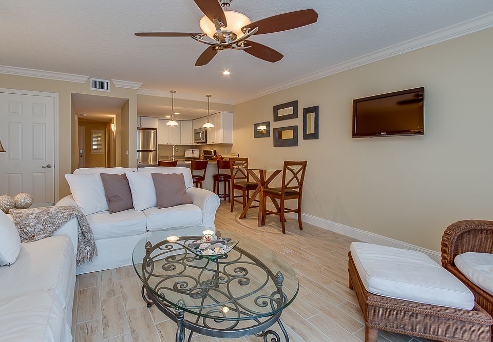 Living/dining area