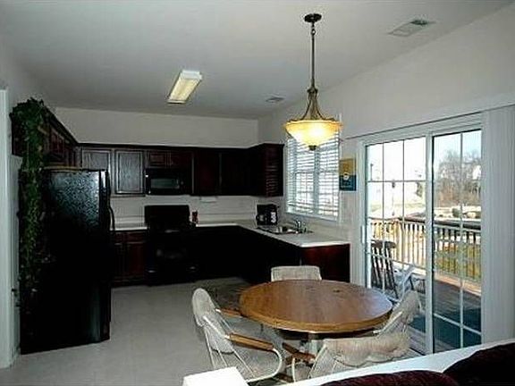 KITCHEN-BREAKFAST AREA