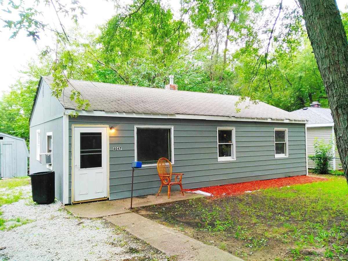 3 bed, 864 sqft, $1,200 — Photo 1