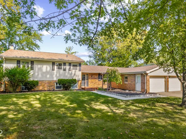 3736 W South Wood Lake Dr, Columbus, IN 47201