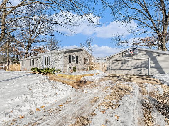 3rd image of 25578 Pleasant Dr