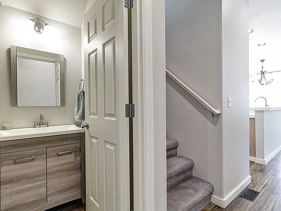 3rd image of 1133 SE Portlandia Ave