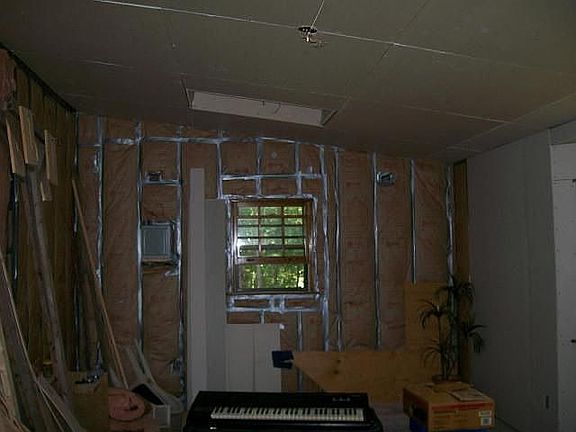 Greatroom w/vaulted ceilings