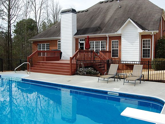 3rd image of 255 Overland Trl