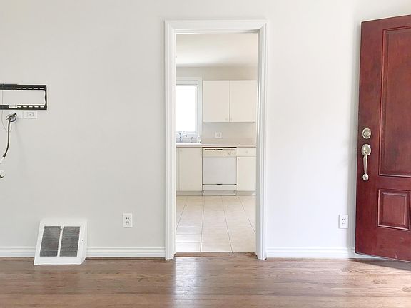4th image of 493 E Southlawn Blvd