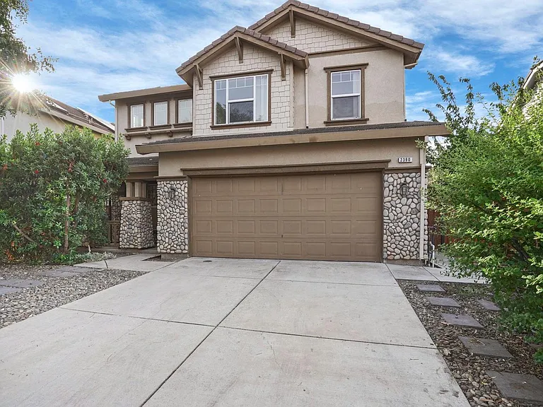 2390 Gibralter Ln — Photo 4