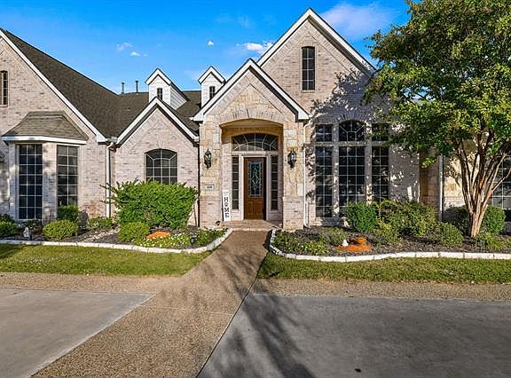 3rd image of 109 W Carruth Ln