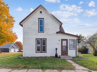 906 E 5th St, Vinton, IA 52349