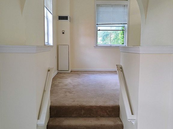 4th image of 324 Washington St APT E04