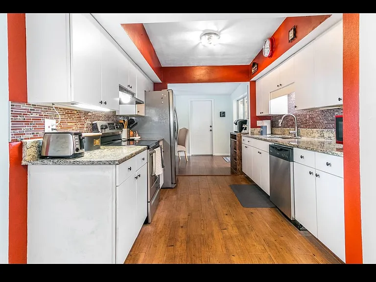 1221 Lynn Ave — Photo 6