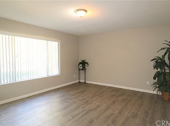 4th image of 2551 Border Ave