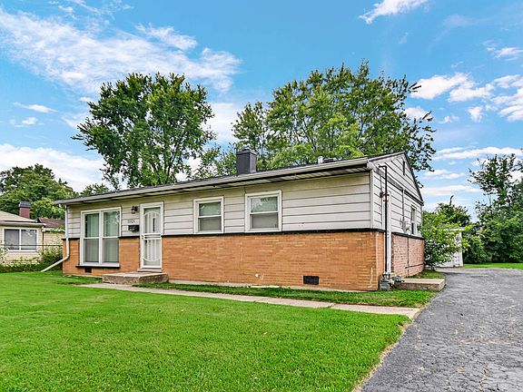 3rd image of 16624 Oxford Dr