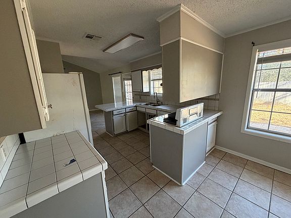 4th image of 140 Oleander Dr