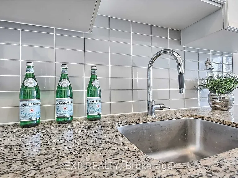 7167 Yonge St #523 — Photo 14