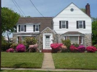 223 E Dean St, Freeport, NY 11520