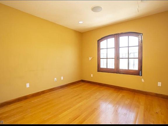 4th image of 324 Bloomfield Ave