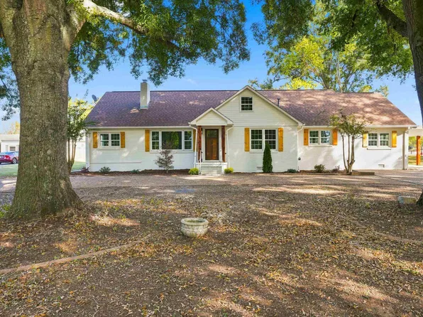1531 Woodmont Dr, Tuscumbia, AL 35674