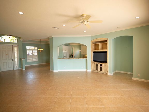 5th image of 385 NW Sheffield Circle