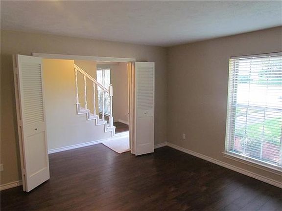 4th image of 1207 Hillsdale Dr