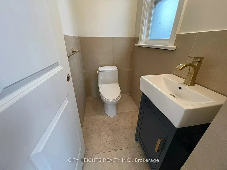 1561 Hurontario St — Photo 11