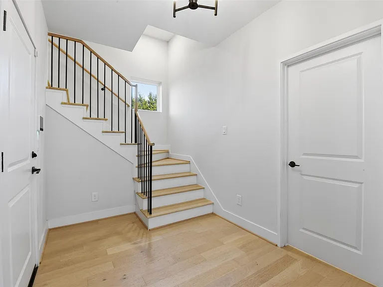 2204 Lou Ellen Ln — Photo 3