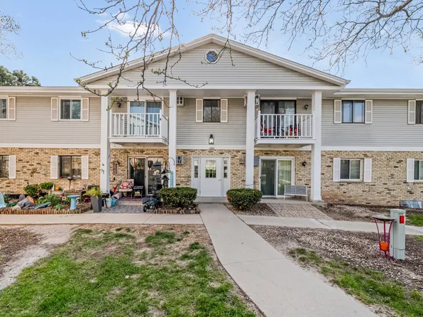 1226 E Decorah Rd, West Bend, WI 53095