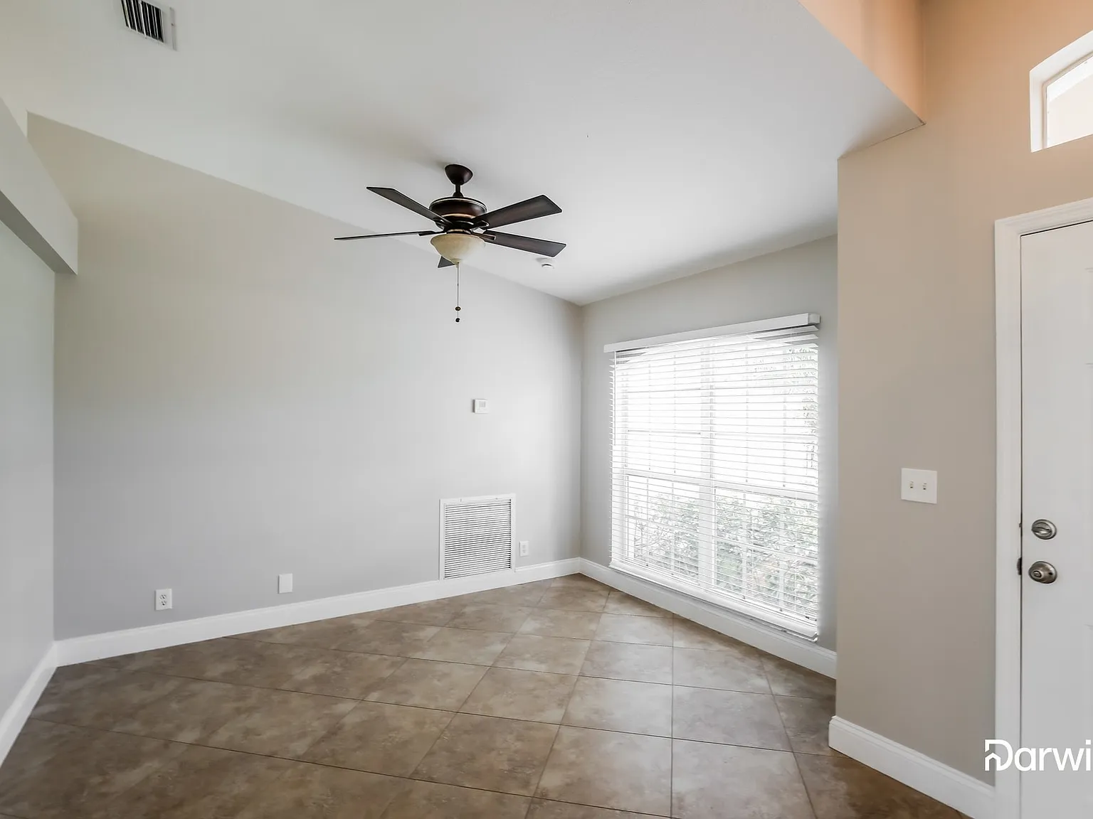 4 bed, 2.0 bath, 2074 sqft, $2,755 — Photo 4