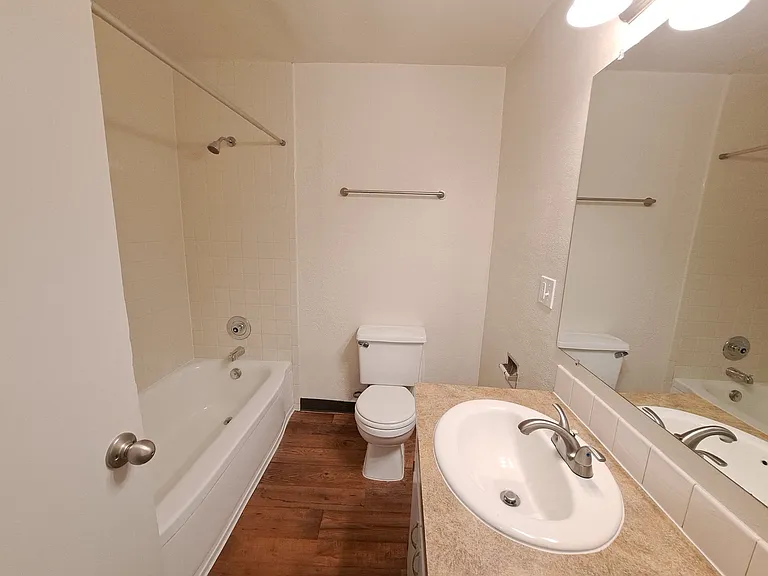 Island Park Apartments — Photo 11