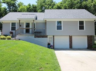 216 SE Colony Dr, Lees Summit, MO 64063