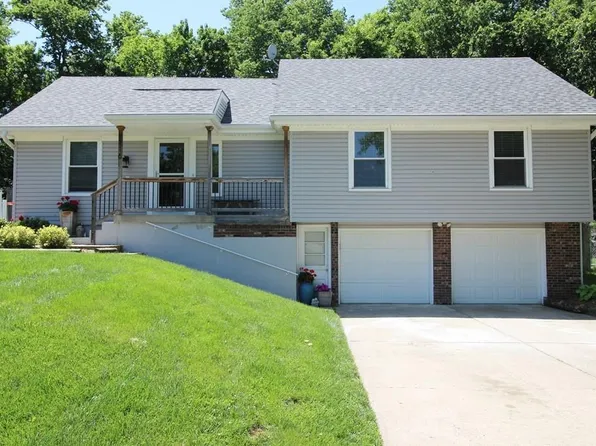 216 SE Colony Dr, Lees Summit, MO 64063