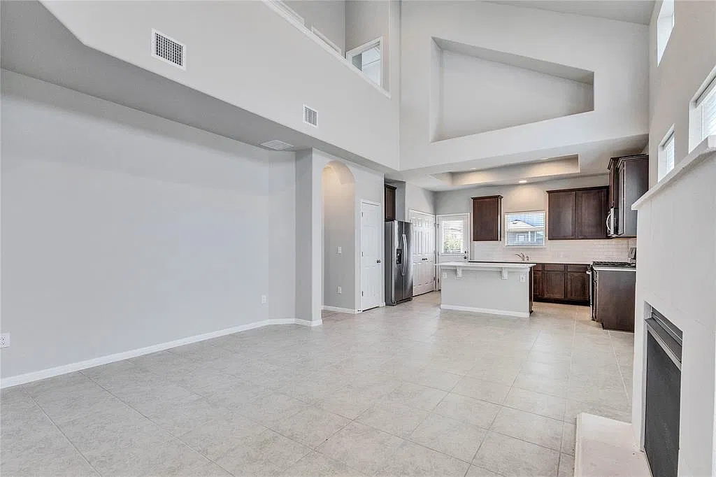 3 bed, 2.5 bath, 1900 sqft, $2,450 — Photo 3