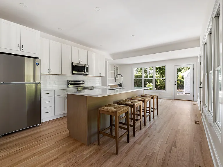 130 Bay Ave — Photo 22