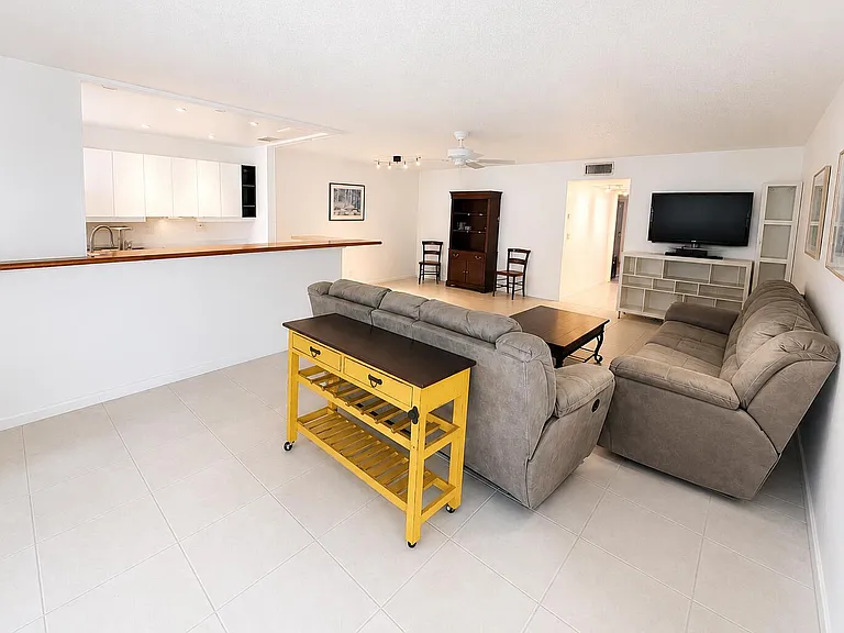 1207 S Drive Way #C — Photo 3