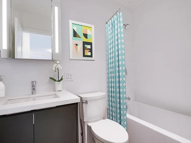 28 Helene St N — Photo 12