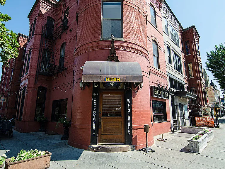 Nearby shopping and dining on 14th Street