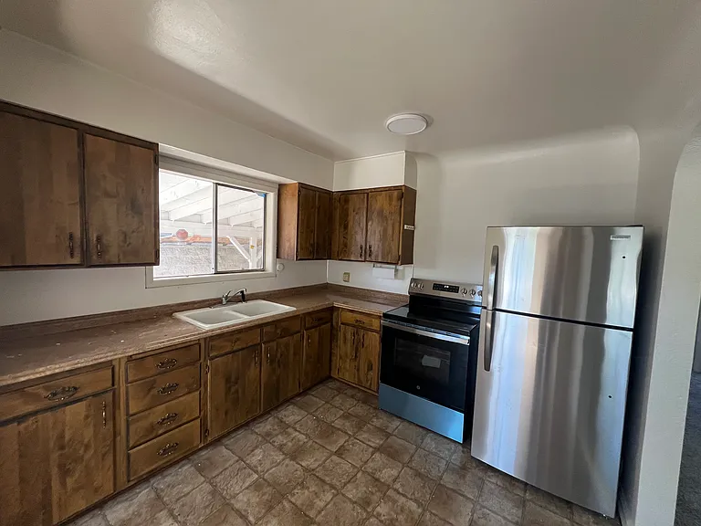 575 W Ash St — Photo 6